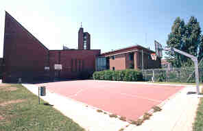 foto chiesa vista dal campo della pallavolo