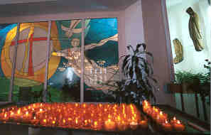 foto vetrata e statue di S.Bernardetta con la Madonna