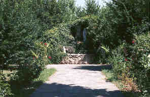 foto della grotta di Luordes in giardino