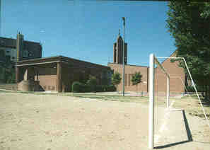 foto chiesa vista dal campo di calcio